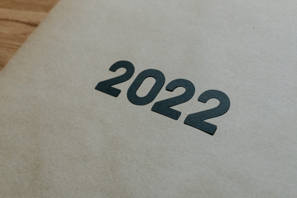 Página em branco com 2022 escrito em branco, ano da retrospectiva da Queissada Comunicação.