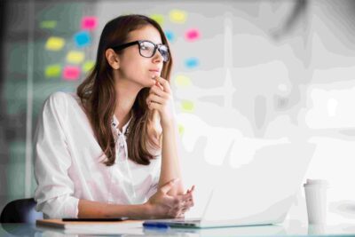 Mulher pensando escolhendo agência de comunicação